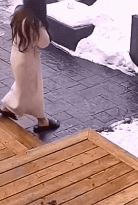 一跤摔出隐藏大长腿