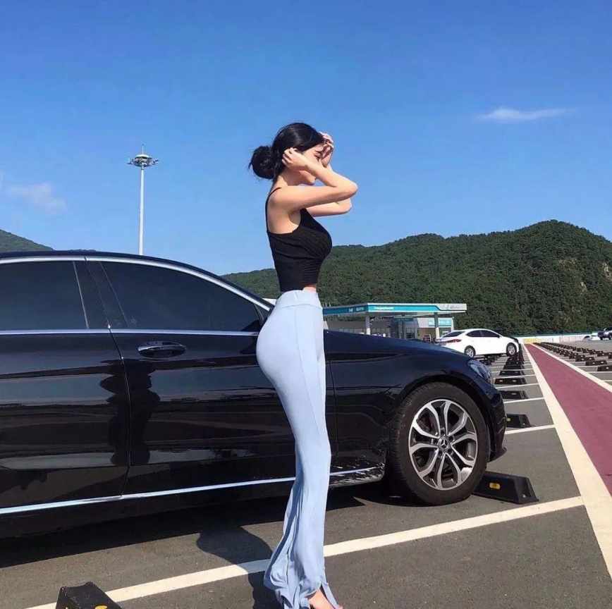 开心一笑：.跟闺蜜打电话闲聊，她说：做女人真是麻烦